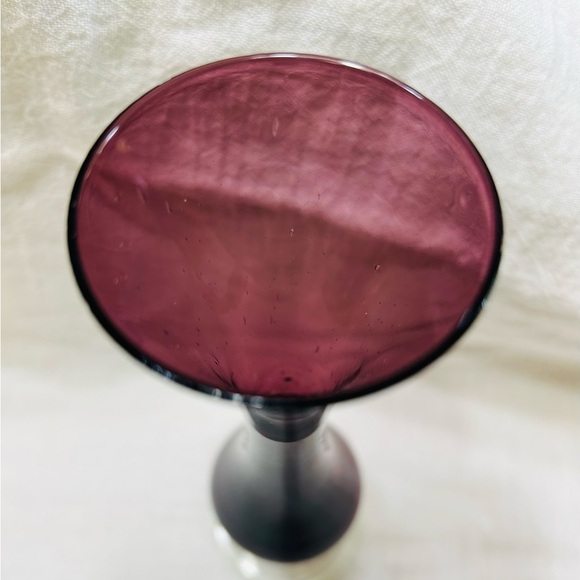 Vintage vase footed glass bud, purple, approximately 8” tall. Mint condition. - Picture 5 of 5